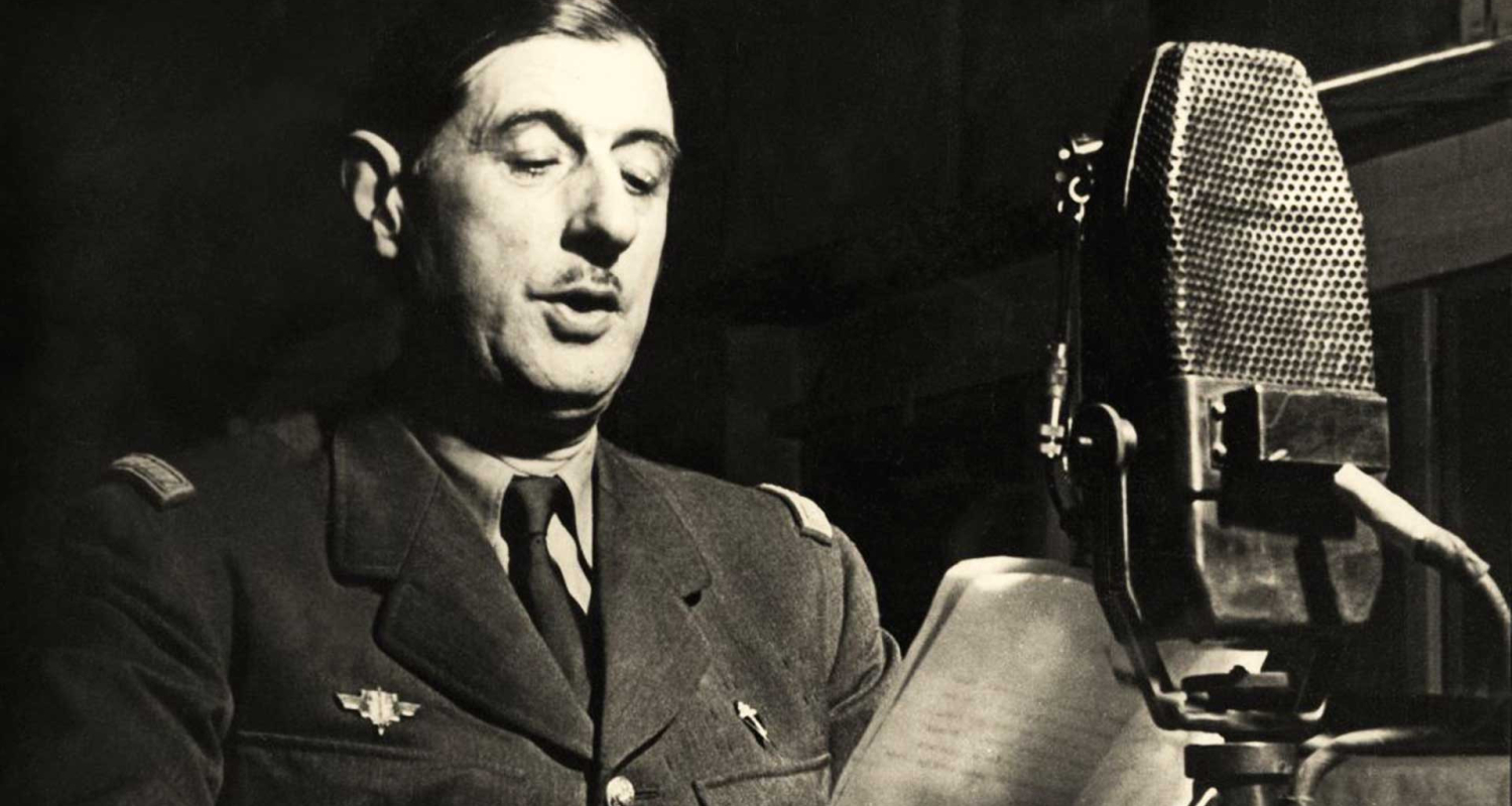 Le général Charles de Gaulle au micro de la BBC à Londres, 1941 © Domaine public / Wikimedia Commons / Unknown author (BBC)